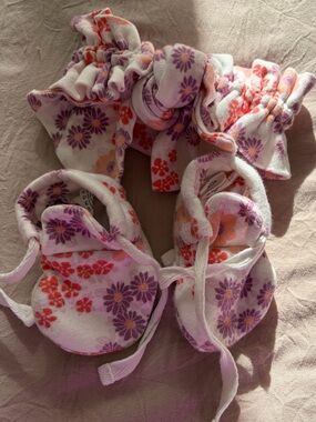 Like new Kate Quinn 100% cotton Baby Bootie and headband Set, size 6-12 month